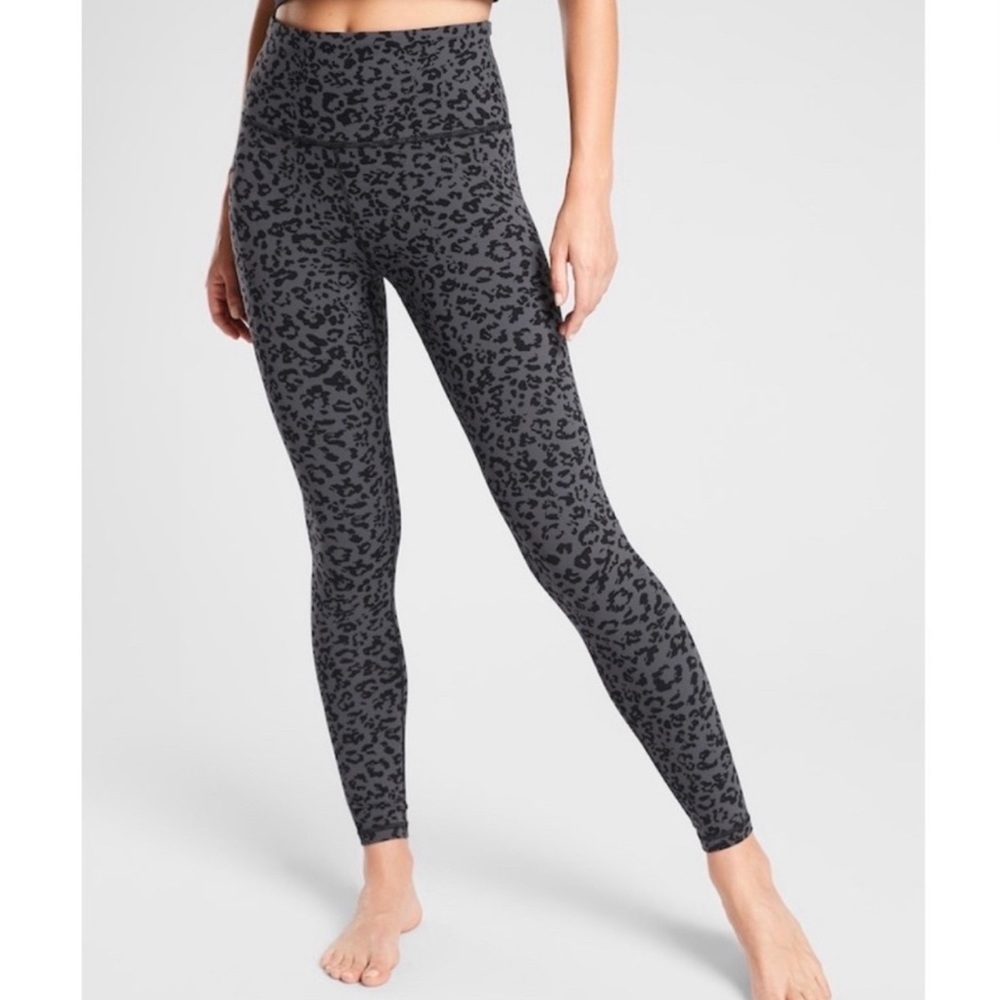 Athleta Salutation legging NWT 27” leggings in leopard print size XL